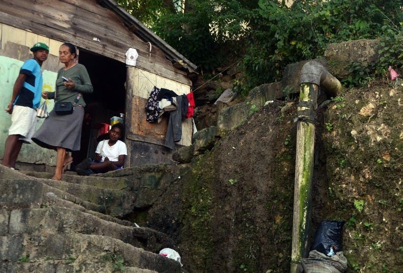 Escalera que lleva a la entrada principal de esta casa en La Zurza, barrio caracterizado por una pobreza extrema y ahora con un brote de cólera.