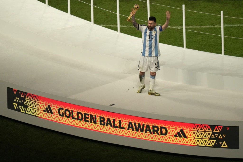 Messi recogió emocionado el trofeo como mejor futbolista de Qatar 2022, en el que relevó a Luka Modric, el ganador en Rusia 2018, en su despedida de los Mundiales, de los que se va también como el jugador con más partidos de la historia, con 26.