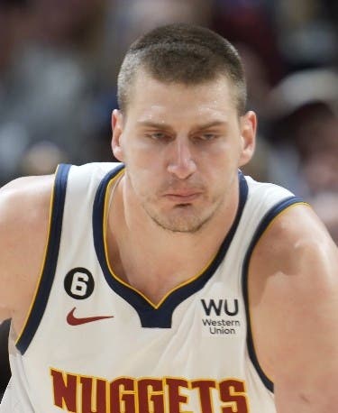 Nikola Jokic lidera a Nuggets con triple-doble