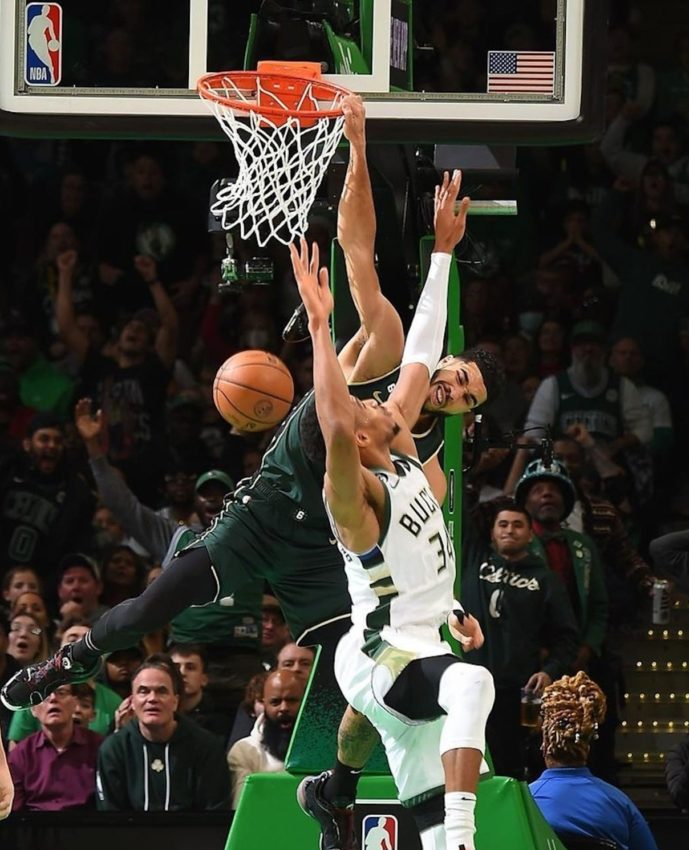 Tatum le da gran noche a los Celtics sobre Bucks