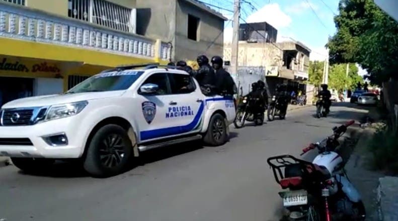 Agentes policiales realizan operativos en Los Alcarrizos donde el miércoles fueron abatido cinco hombres que no superaban los 30 años y que supuestos miembros de una peligrosa banda.
