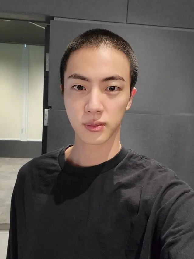 Jin, de BTS, luce nuevo corte de pelo para realizar el servicio militar