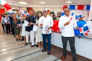 DA recibe dominicanos a ritmo de güira y tambora en AILA