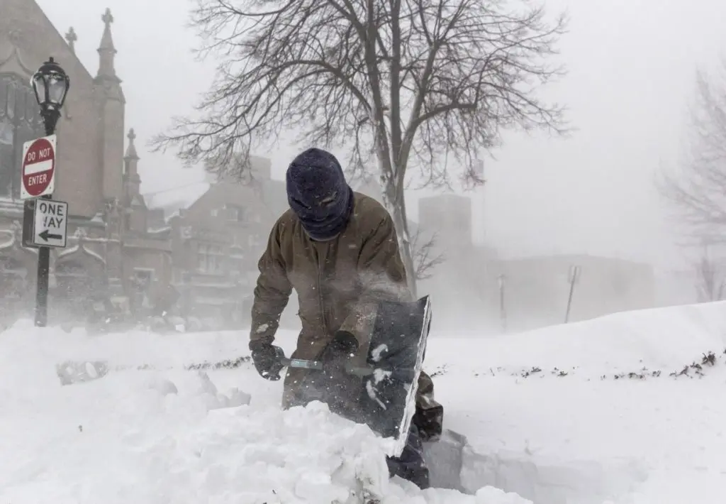 Buffalo (Estados Unidos). Un hombre retira nieve con una pala durante una tormenta invernal que afecta a gran parte de Estados Unidos, en Buffalo, Nueva York, EE.UU. EFE/JALEN WRIGHT / Archivo.