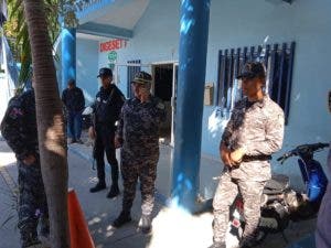 Guzmán Badía inspecciona cuarteles de Neiba