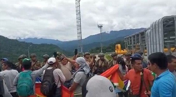 Manifestantes toman una planta de gas natural en el sur de Perú
