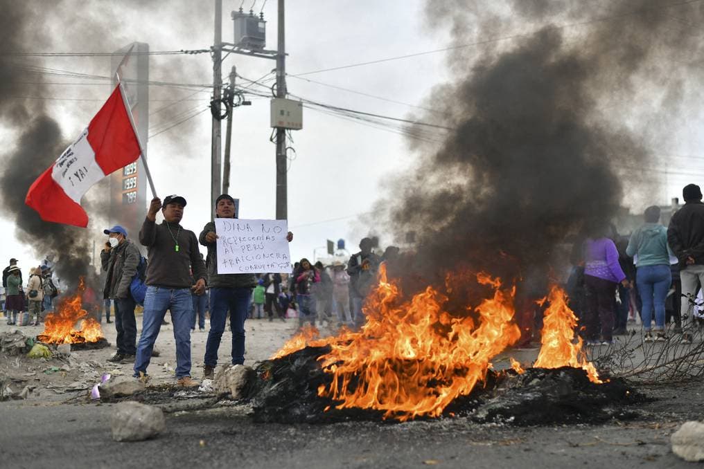 Suben a 22 los fallecidos en protestas de Perú