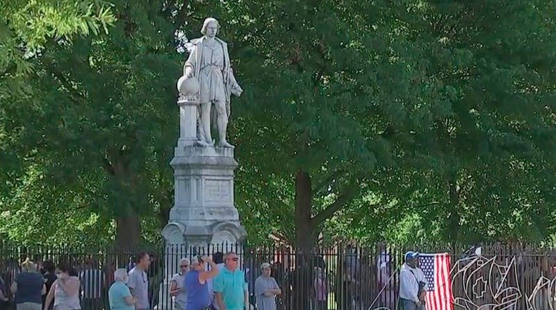 Estatua de Colón en EE.UU. vuelve a ver la luz tras años tapada por protestas