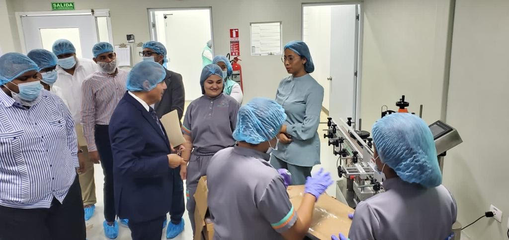 Victor García visita laboratorios Maluhia