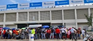 Fanáticos se quedan sin boletas luego de larga fila para juego Licey-Águilas