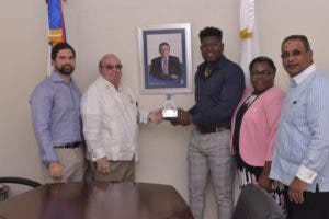 Fundación Rica homenajea al lanzador Héctor Neris