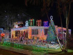 FARD espacio militar de día, atractivo navideño de noche