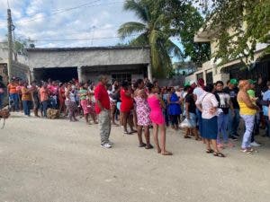Dona raciones alimenticias a cientos municipes en diversos sectores SDE
