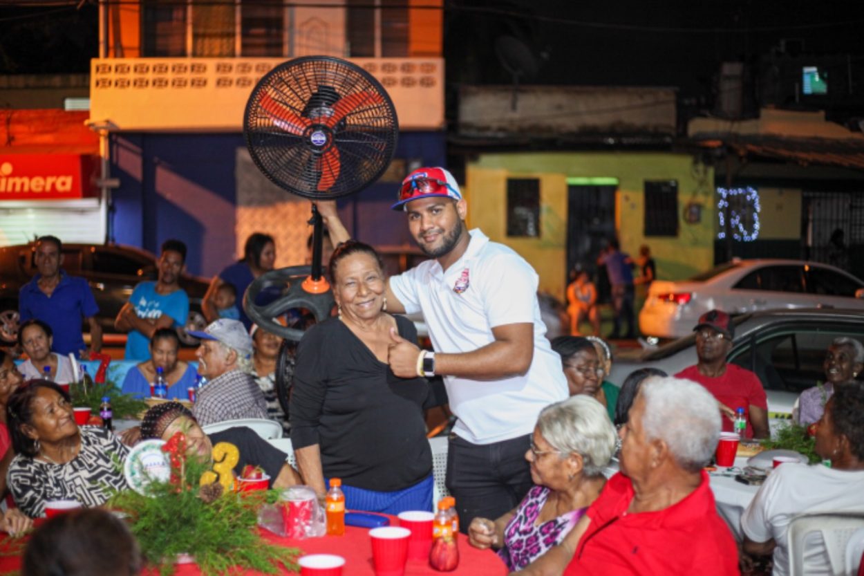 Envejecientes participan en tradicional cena en Villa Francisca
