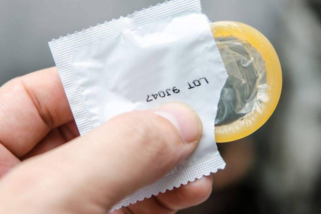 Francia ofrecerá condones gratis a menores de 25 años