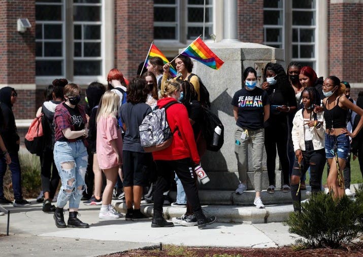Alumnos gay enfrentan tensión en escuelas cristianas de EEUU