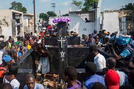 Tumbas abiertas, huesos esparcidos, animales que deambulan de día y de noche, prostitución….Este es el panorama que presenta el Gran Cementerio de Puerto Príncipe, fruto del deterioro y abandonado en medio de la crisis que sacude a Haití.