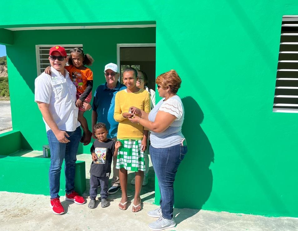 Ministerios entregan casas y regalos navideños en Azua