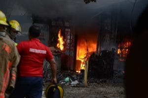 Incendio en Herrera destruye varios negocios y vehículos