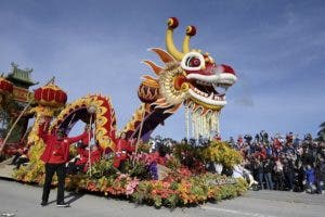 Desfile de las Rosas se salva de la lluvia en California