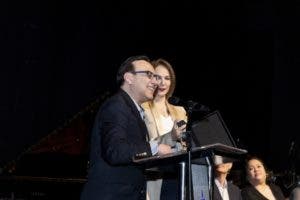 Camilo recibe título de profesor honorífico