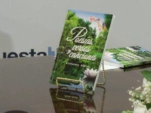 Circula libro de poesías, versos y canciones bíblicas