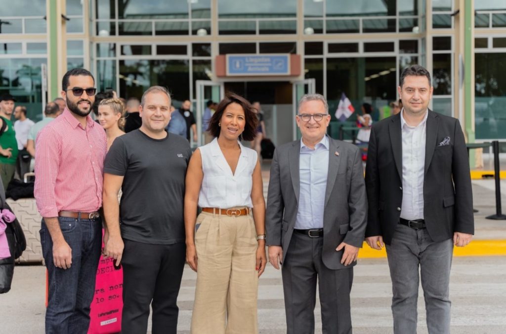Reciben primer vuelo charter de aerolínea turca