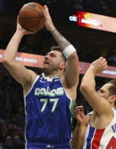 Luka Doncic ataca sin piedad a Pistons