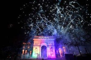 Mundo da la bienvenida a 2023 tras parálisis por COVID-19