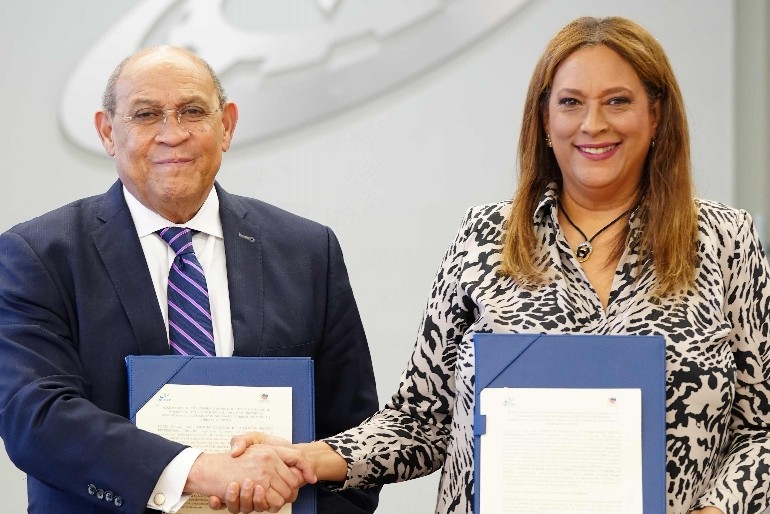 Acuerdan formar dominicanos que viven en España