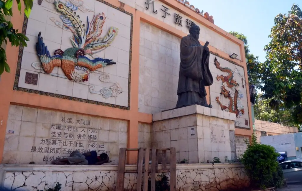 La Plaza Confucio, en el Barrio Chino, esta sucia y es usada como urinario público y dormitorio de indigentes.