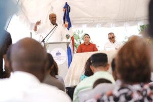 Llevan luz a comunidad Las Albahacas, Higüey
