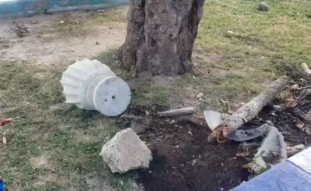Alcalde de Boca Chica denunció que los vándalos rompieron parte de los tarros de la jardinera de acceso al malecón.