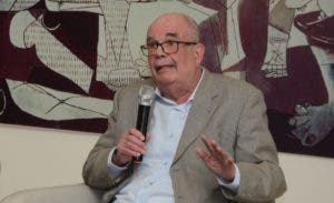 Historiador Cassá ve jóvenes no leen