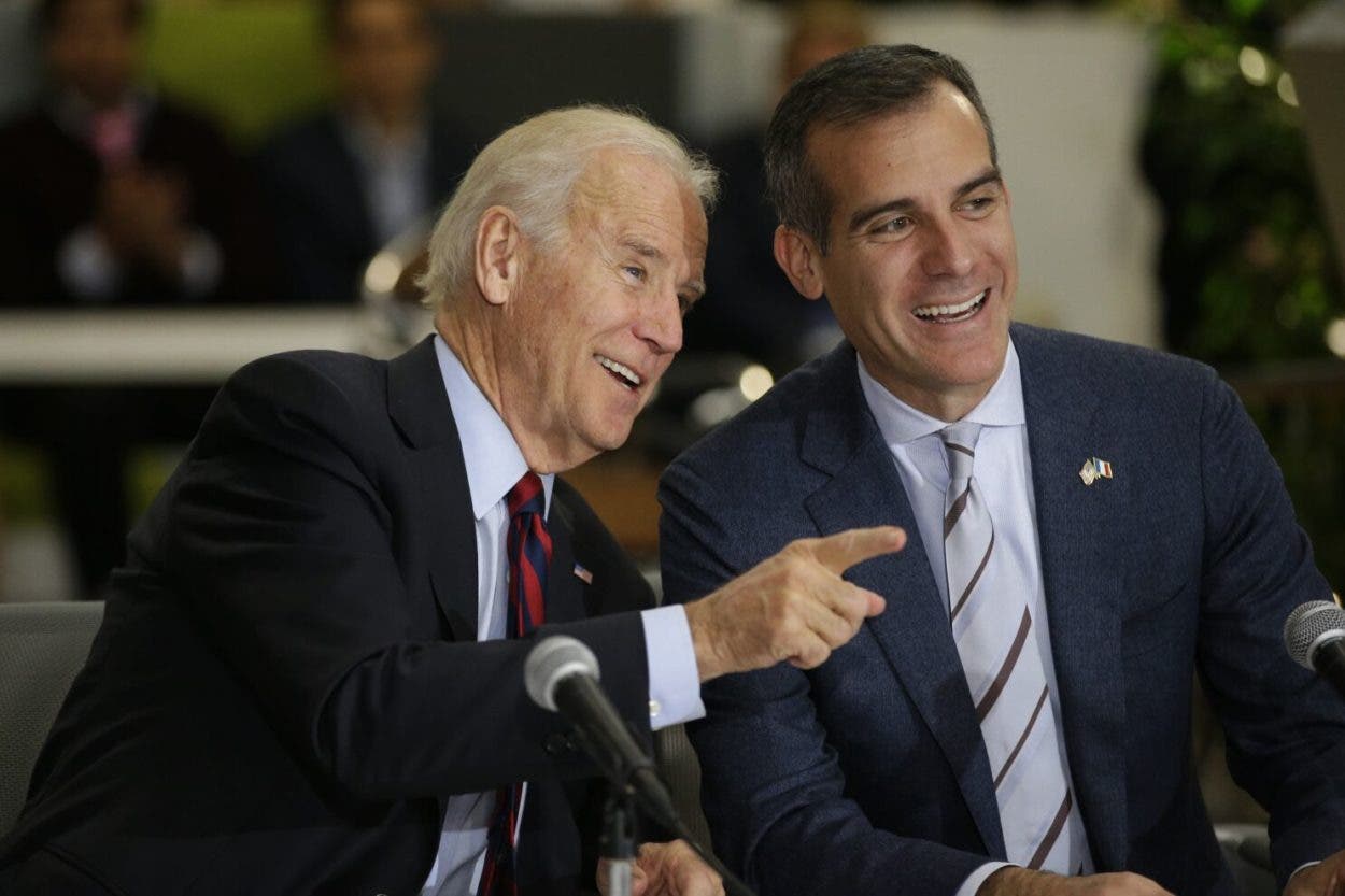 Biden insiste en apoyar al exalcalde Garcetti como embajador