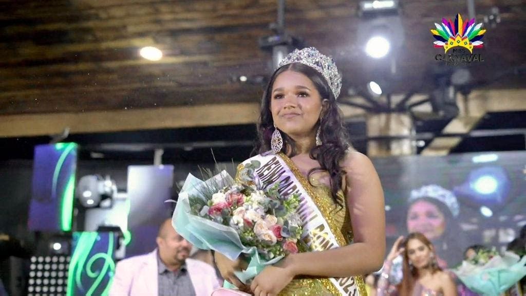 Madelyn Reyes de 16 años y estudiante del bachillerato, fue coronada Reina del carnaval Bonao 2023