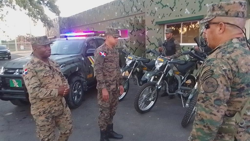 Los comandantes militares en Pedernales reciben los vehículos para la vigilancia y seguridad de la frontera