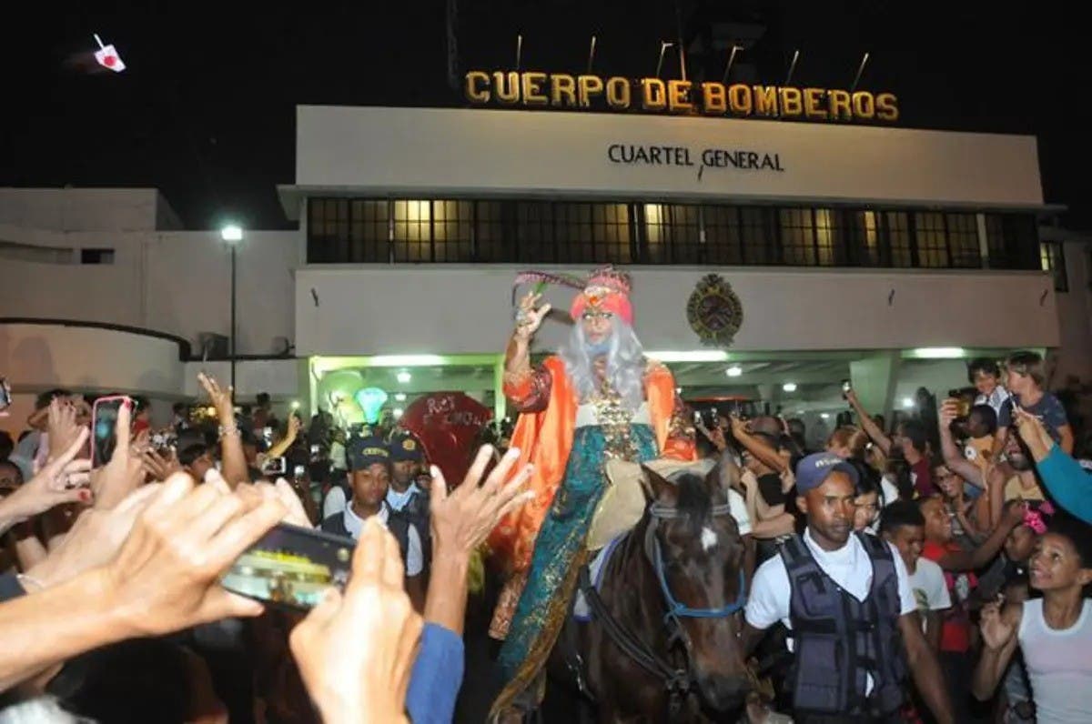 Bomberos del DN llevan alegría con tradicional desfile de Reyes Magos