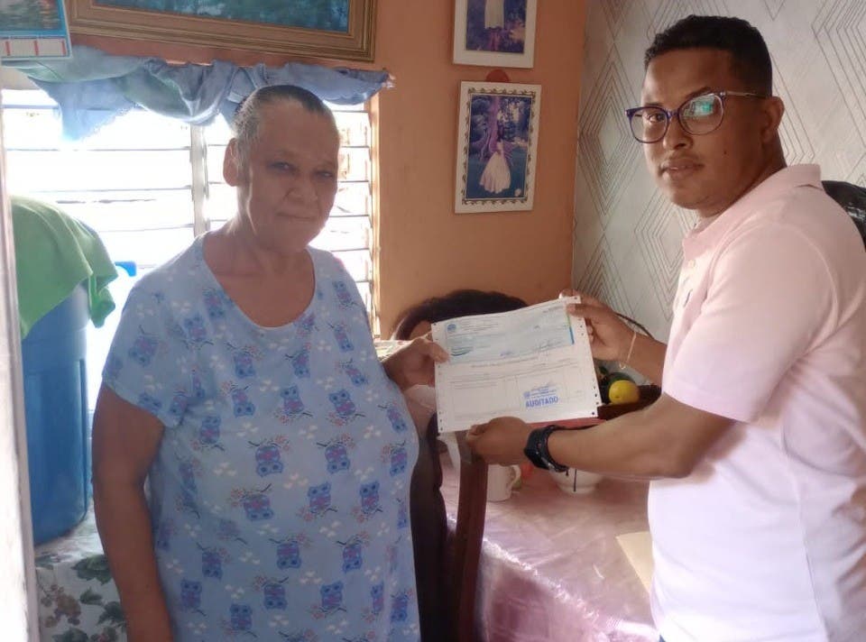 Entregan ayudas economicas a familias de SDO