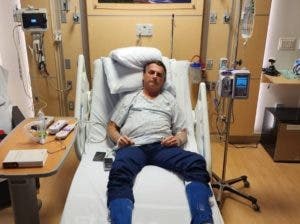 Bolsonaro dice que está internado por una «adherencia abdominal»