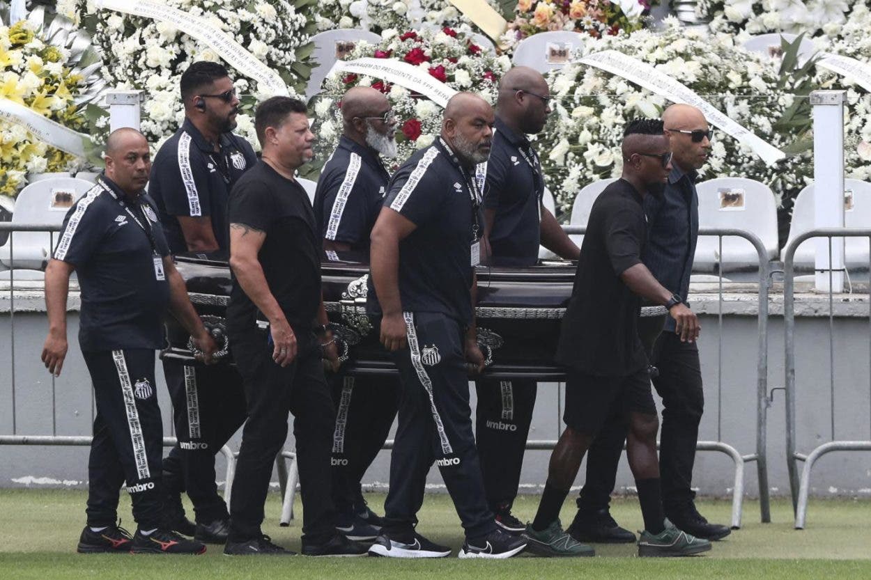 Pelé es enterrado en una ceremonia reservada a familiares y amigos