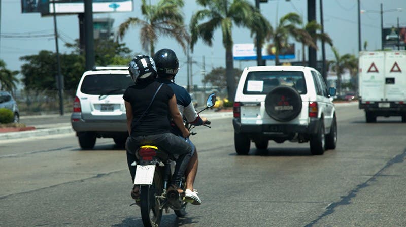 Hugo Beras defiende resolución que prohíbe dos personas en motocicleta