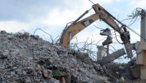 Demolición de hotel provoca polvareda que cubre casas y afecta salud de la gente