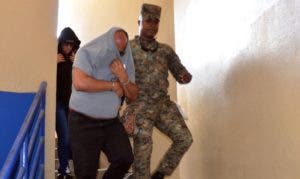 Aplazan coerción padre de mujer asesinada en VA