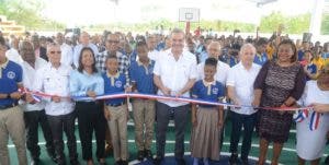 Abinader entrega liceo y 560 títulos
