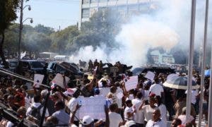 Dispersan a bombazos marcha en reclamo 30%