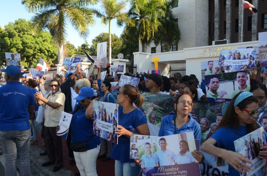 Cientos de estudiantes y la profesores de Ingles, apoyados por la ADP, realizaron una protesta frente al Ministerio de Educación en busca de que la entidad reanude las clases de ingles suspendidas hace un tiempo. Jorge González