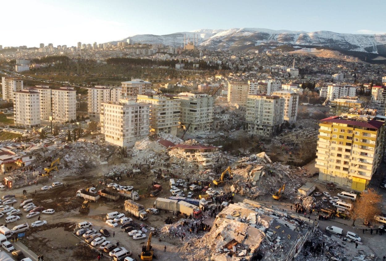Suben a más de 12,000 los muertos por los terremotos en Turquía y Siria