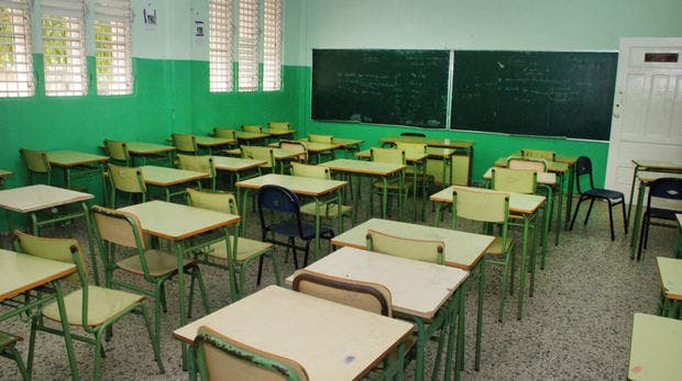 Suspenden docencia en escuela de Baní por pánico de estudiantes tras ver a «Satanás»