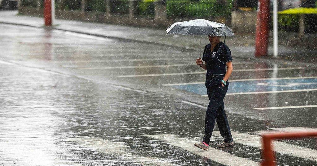 Oleaje anormal en las costas y lluvias en algunas parte del país